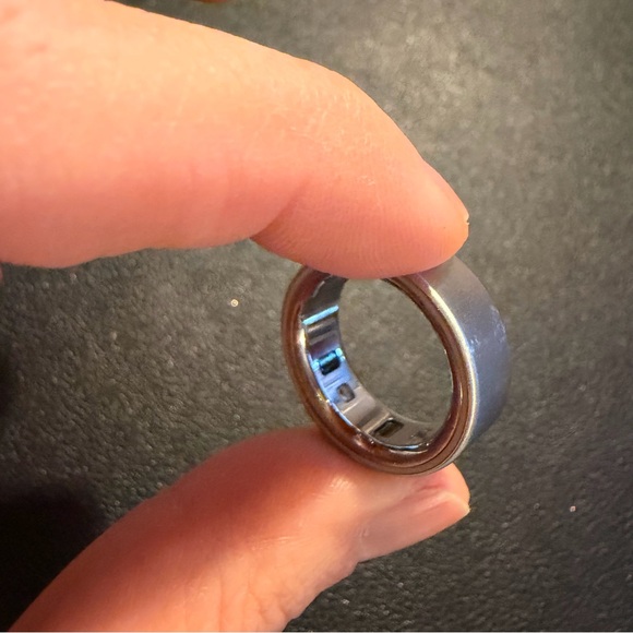 Oura Ring 4 | Brushed Silver | Size 8 - Picture 4 of 6